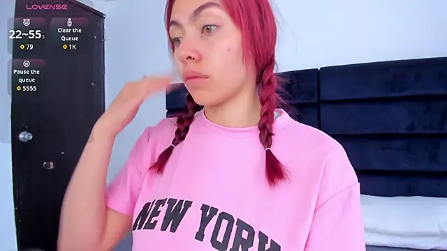 Snapshot of melanie_roux__ chatting on 26, 11, 2025 melanie roux online show from 26, 11, 2025