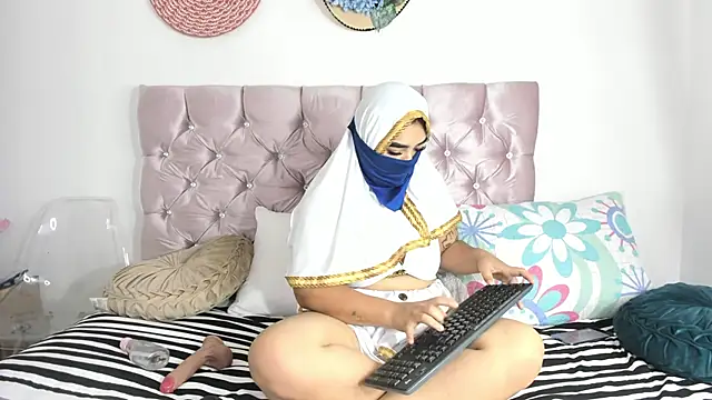 Snapshot of Inaya_Khalifa chatting on 14, 11, 2025 Inaya Khalifa online show from 14, 11, 2025