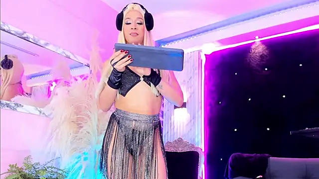 Snapshot of Queens_Wonders_Blonders chatting on 26, 10, 2025 Queens Wonders Blonders online show from 26, 10, 2025