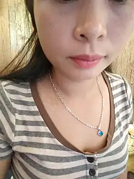 Snapshot of Squirrel-Pear chatting on 8, 11, 2025 Squirrel-Pear online show from 8, 11, 2025