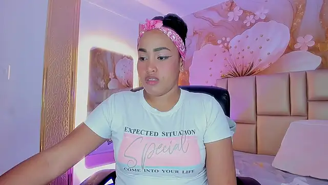 Snapshot of NahomiWalker_ chatting on 5, 12, 2025 NahomiWalker online show from 5, 12, 2025