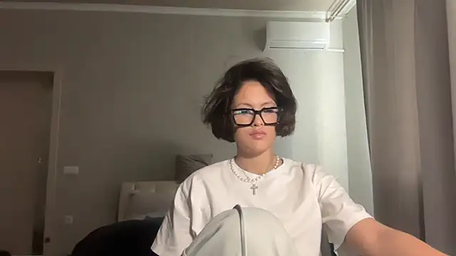 Snapshot of LeandraCasali chatting on 20, 10, 2025 LeandraCasali online show from 20, 10, 2025