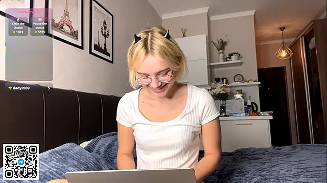 Snapshot of MelodyImam chatting on 3, 11, 2025 MelodyImam online show from 3, 11, 2025