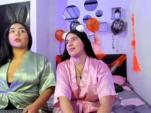 Twodirtyteens18 online show from 25, 10, 2025