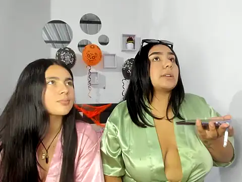 Twodirtyteens18 online show from 28, 10, 2025