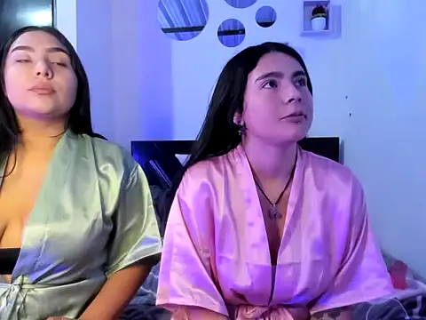 Twodirtyteens18 online show from 2, 11, 2025