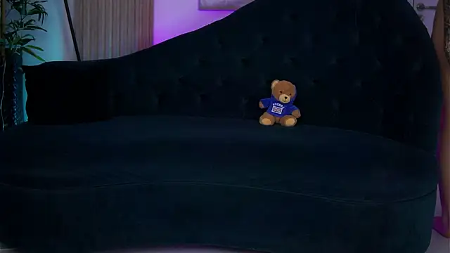 Snapshot of LaraSynn chatting on 6, 11, 2025 LaraSynn online show from 6, 11, 2025