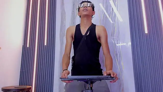 Snapshot of Sex_Boy_33_ chatting on 2, 11, 2025 Sex Boy 33 online show from 2, 11, 2025