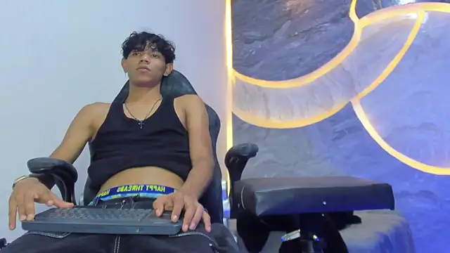 Snapshot of Sex_Boy_33_ chatting on 14, 11, 2025 Sex Boy 33 online show from 14, 11, 2025