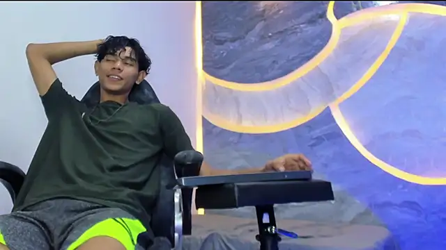 Snapshot of Sex_Boy_33_ chatting on 18, 11, 2025 Sex Boy 33 online show from 18, 11, 2025