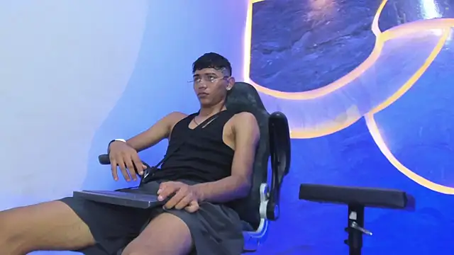 Snapshot of Sex_Boy_33_ chatting on 23, 11, 2025 Sex Boy 33 online show from 23, 11, 2025