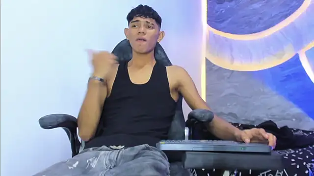 Snapshot of Sex_Boy_33_ chatting on 14, 12, 2025 Sex Boy 33 online show from 14, 12, 2025