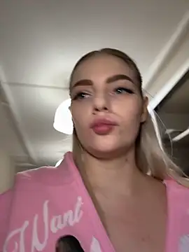 Snapshot of HugeBoobsAlice chatting on 8, 11, 2025 HugeBoobsAlice online show from 8, 11, 2025