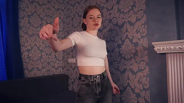 Snapshot of KarlynGow chatting on 3, 11, 2025 KarlynGow online show from 3, 11, 2025