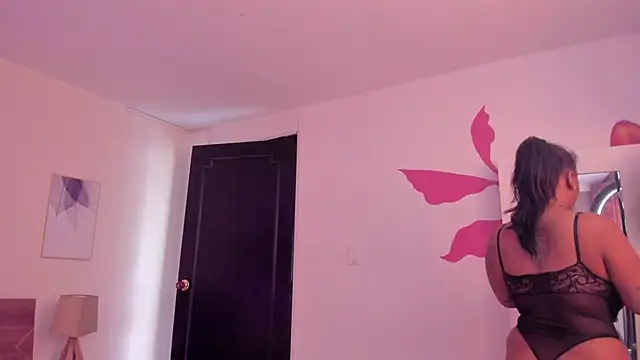 Snapshot of YariRose chatting on 6, 3, 2026 YariRose online show from 6, 3, 2026