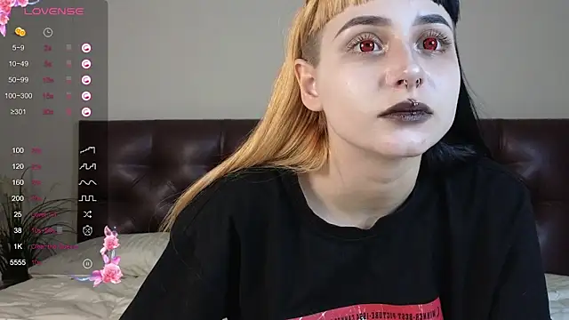 Snapshot of _JustCass_ chatting on 28, 11, 2025 JustCass online show from 28, 11, 2025