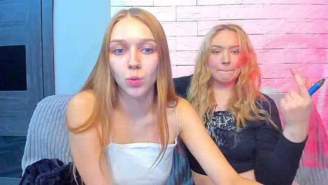 Snapshot of mari_martin chatting on 15, 12, 2025 mari martin online show from 15, 12, 2025