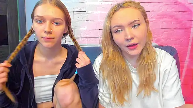 Snapshot of mari_martin chatting on 16, 12, 2025 mari martin online show from 16, 12, 2025