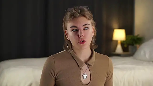 Snapshot of MelodyBaur chatting on 6, 11, 2025 MelodyBaur online show from 6, 11, 2025