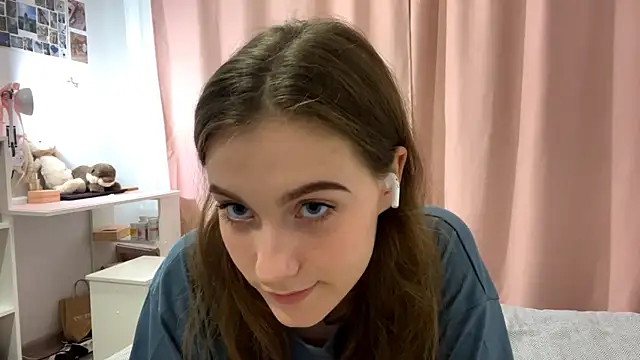 Snapshot of Kira_Sanders chatting on 28, 10, 2025 Kira Sanders online show from 28, 10, 2025