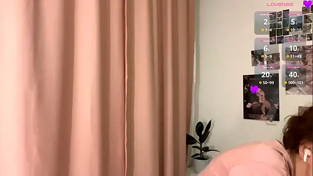 Snapshot of Kira_Sanders chatting on 2, 12, 2025 Kira Sanders online show from 2, 12, 2025