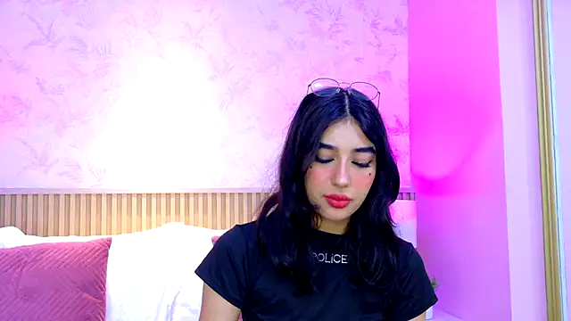 Snapshot of AdelineJhones chatting on 29, 10, 2025 AdelineJhones online show from 29, 10, 2025