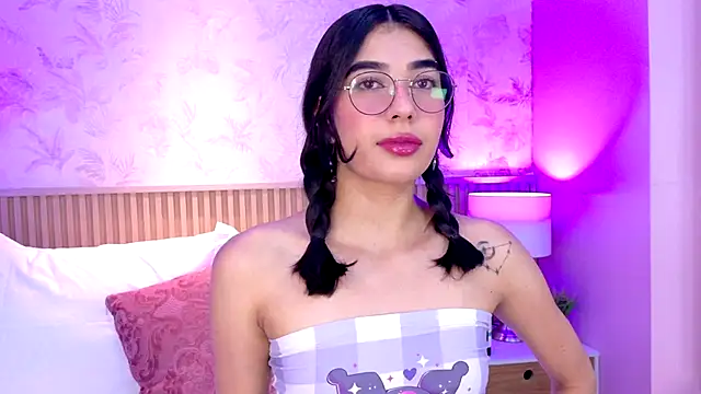 Snapshot of AdelineJhones chatting on 9, 11, 2025 AdelineJhones online show from 9, 11, 2025