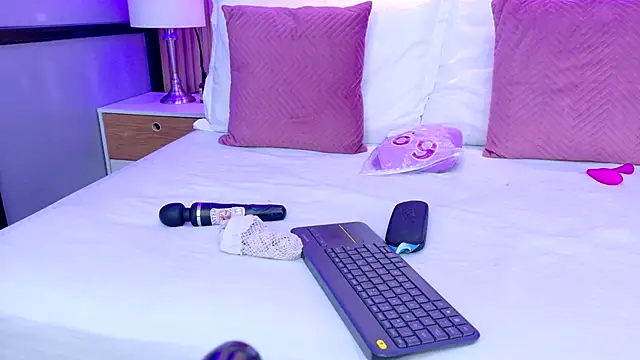 Snapshot of AdelineJhones chatting on 4, 12, 2025 AdelineJhones online show from 4, 12, 2025