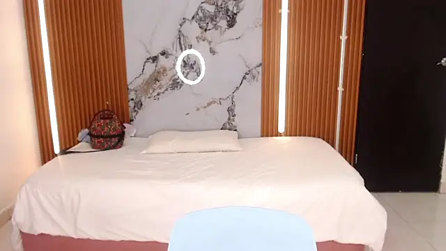 Snapshot of rosselyn_ chatting on 28, 10, 2025 rosselyn online show from 28, 10, 2025