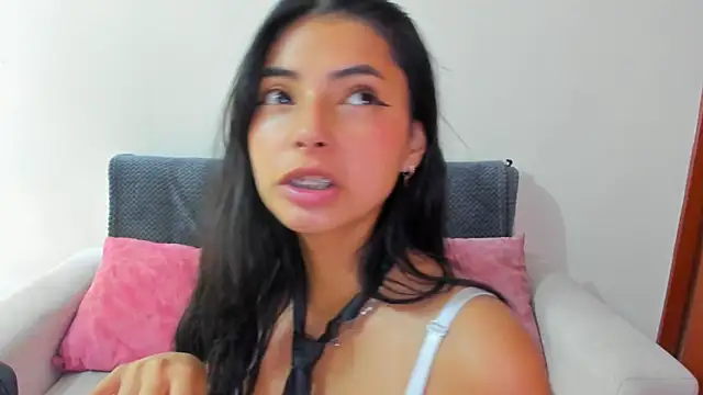 Snapshot of miadaviesx chatting on 13, 11, 2025 miadaviesx online show from 13, 11, 2025