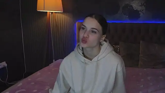 Snapshot of LuisaClover chatting on 9, 11, 2025 LuisaClover online show from 9, 11, 2025