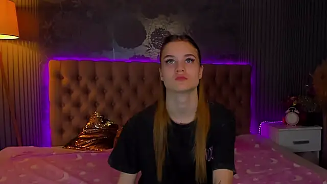 Snapshot of LuisaClover chatting on 19, 11, 2025 LuisaClover online show from 19, 11, 2025