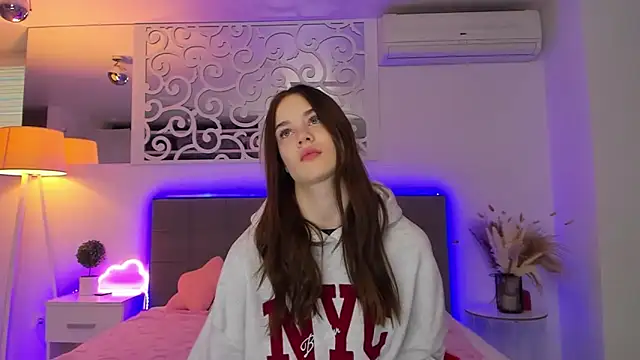 Snapshot of LuisaClover chatting on 7, 2, 2026 LuisaClover online show from 7, 2, 2026