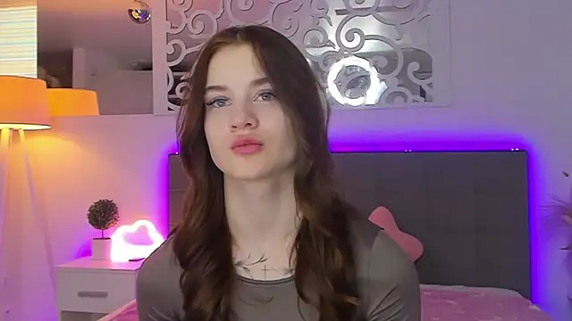 Snapshot of LuisaClover chatting on 3, 3, 2026 LuisaClover online show from 3, 3, 2026