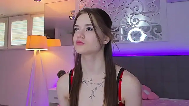 Snapshot of LuisaClover chatting on 4, 3, 2026 LuisaClover online show from 4, 3, 2026