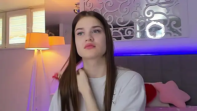 Snapshot of LuisaClover chatting on 6, 3, 2026 LuisaClover online show from 6, 3, 2026