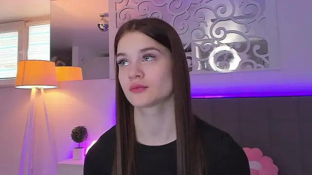 Snapshot of LuisaClover chatting on 7, 3, 2026 LuisaClover online show from 7, 3, 2026