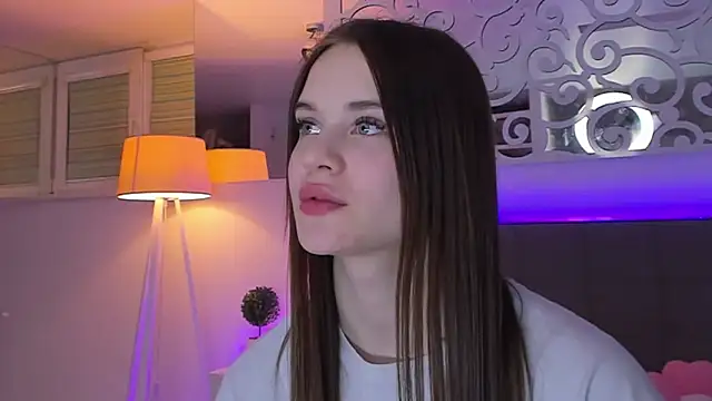 Snapshot of LuisaClover chatting on 8, 3, 2026 LuisaClover online show from 8, 3, 2026