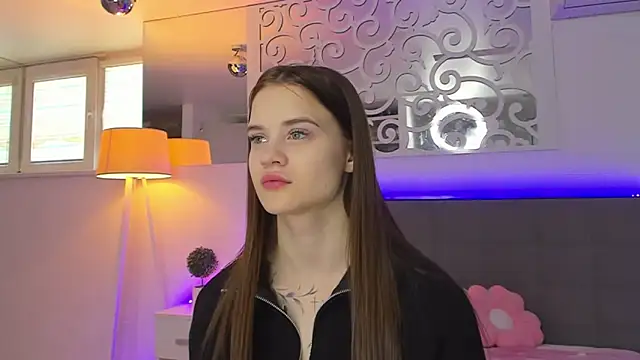 Snapshot of LuisaClover chatting on 8, 3, 2026 LuisaClover online show from 8, 3, 2026