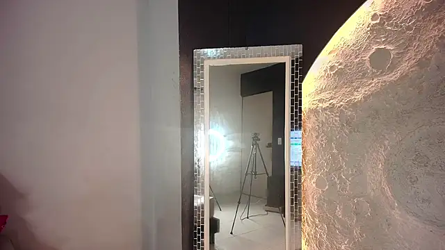 NaomiQueents online show from 11, 11, 2025