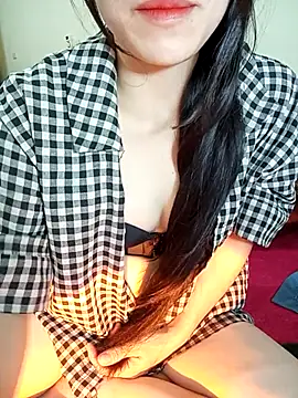 Snapshot of Cherry_Le02 chatting on 13, 11, 2025 Cherry Le02 online show from 13, 11, 2025