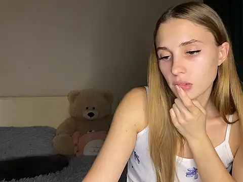 Snapshot of little-girl05 chatting on 28, 10, 2025 little-girl05 online show from 28, 10, 2025