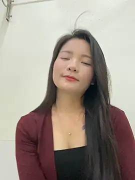 Bee Yellow00 online show from 25, 10, 2025