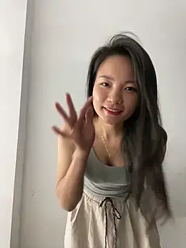 Bee Yellow00 online show from 28, 10, 2025