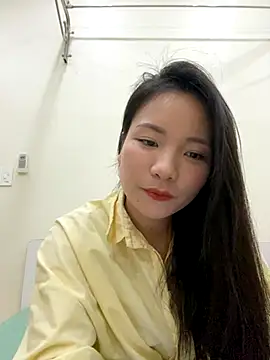 Bee Yellow00 online show from 4, 12, 2025