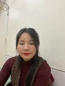 Bee Yellow00 online show from 5, 2, 2026