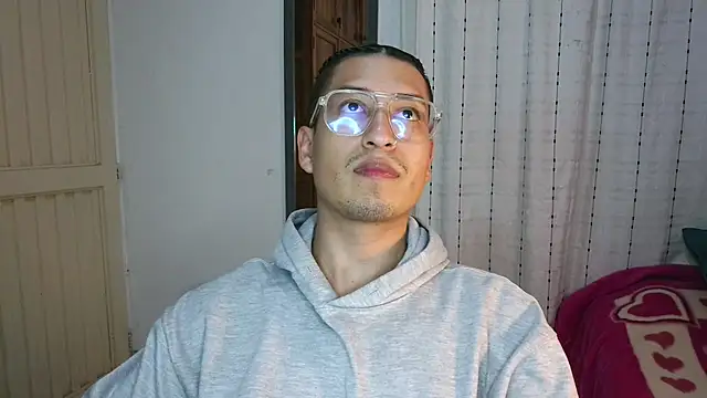 Snapshot of estebaaan___ chatting on 28, 10, 2025 estebaaan    online show from 28, 10, 2025