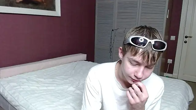 Snapshot of R__G__ chatting on 27, 10, 2025 R  G   online show from 27, 10, 2025