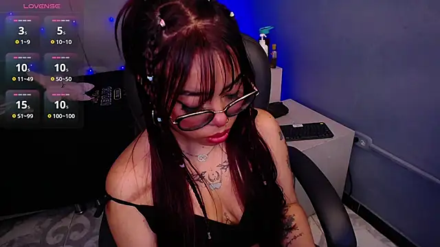 Snapshot of LittleNathy_ chatting on 1, 11, 2025 LittleNathy online show from 1, 11, 2025