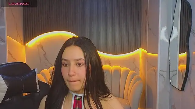 Snapshot of Aleja05_b chatting on 12, 11, 2025 Aleja05 b online show from 12, 11, 2025